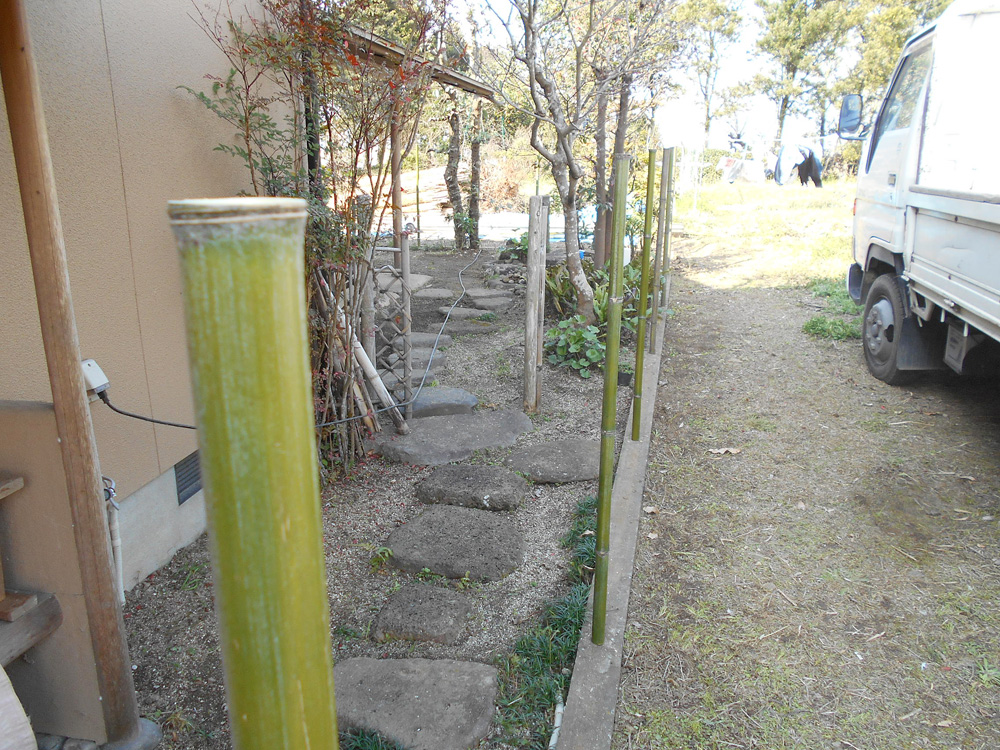 嘉島町S様邸、竹穂垣依頼　柱になる竹を鉄筋に差込。