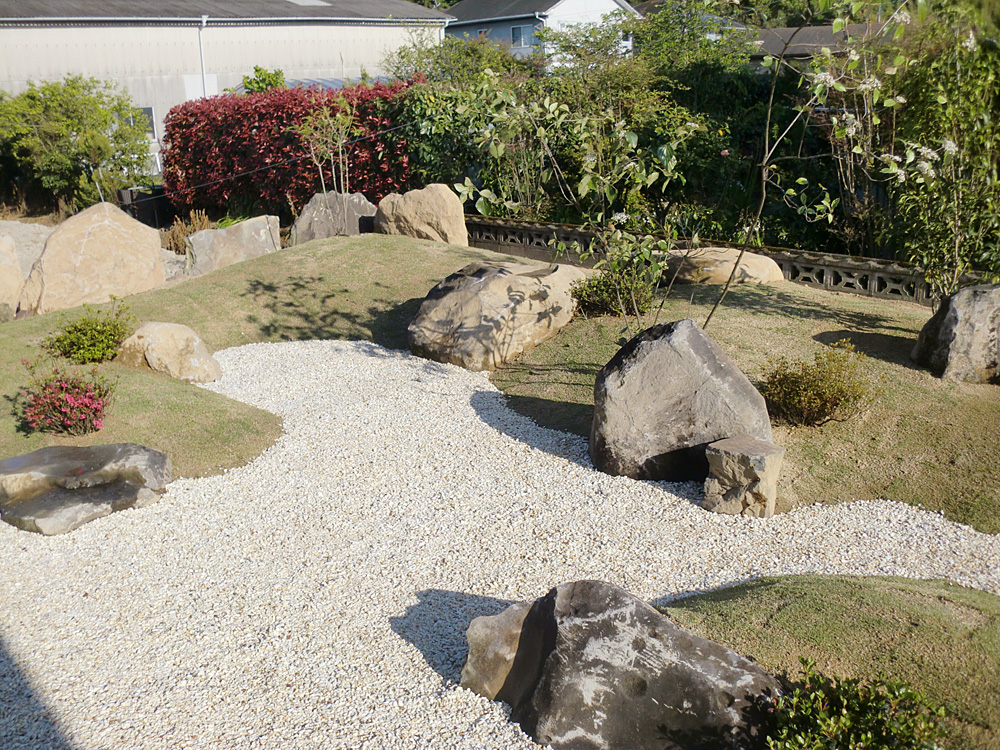 熊本市南区M様邸、樹木を少なくし、芝と石をメインに。これで完成。