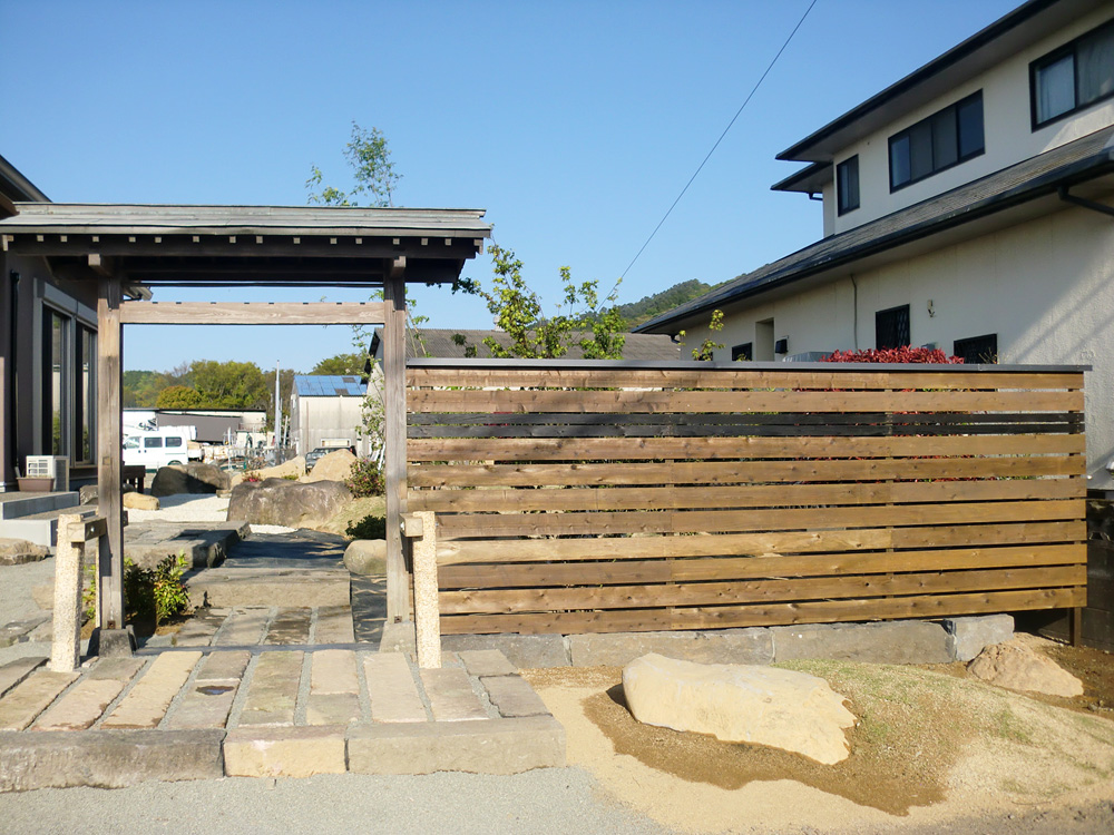 熊本市南区M様邸、板塀がつくと、いい感じ。